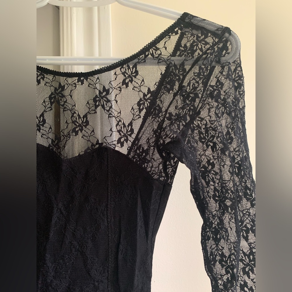 Guess : lace top, open back